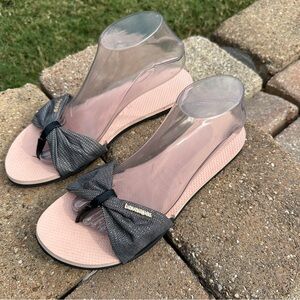 Havaianas Black White Bow flipflop Sandals pale pink insoles women's size 11/12
